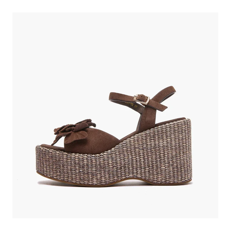 EMANUELLE VEE - Sandalo marrone con zeppa in raffia -