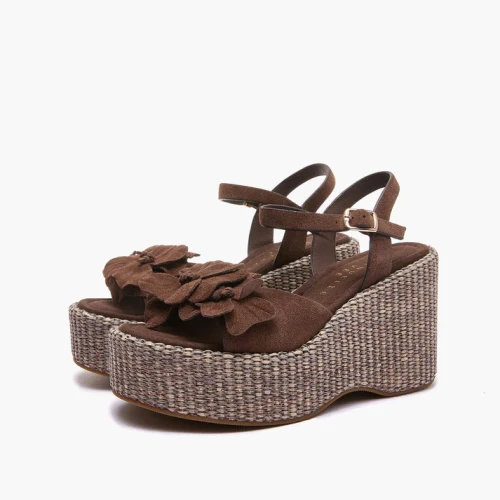 Sandalo in raffia marrone con zeppa 2