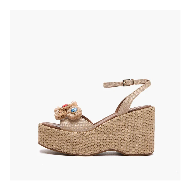 EMANUELLE VEE - Sandalo beige in raffia con pietre colorate -