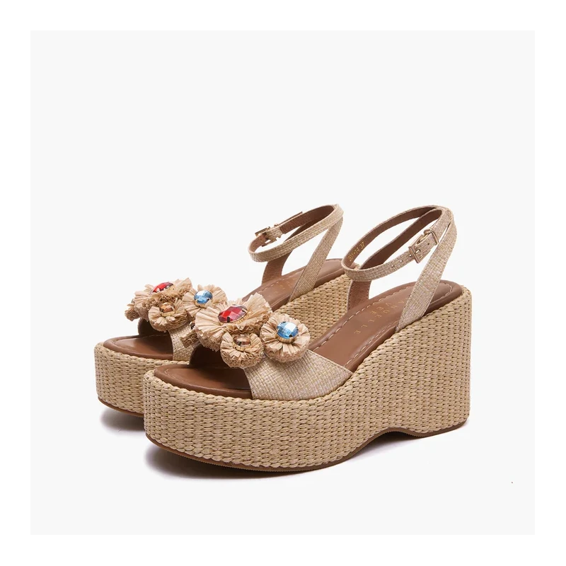 EMANUELLE VEE - Sandalo beige in raffia con pietre colorate -