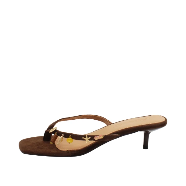 INUOVO - Sandalo infradito marrone con charms - yr6006